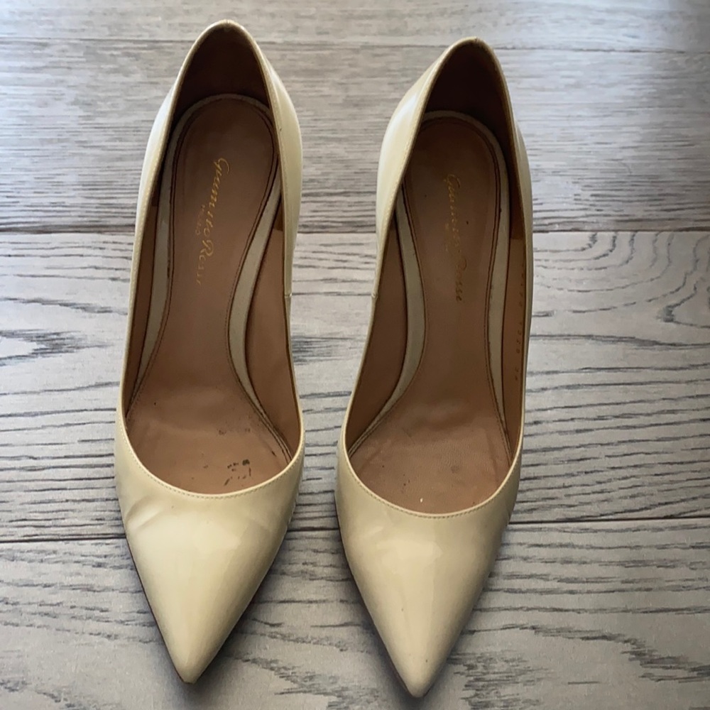 Gianvito Rossi beige patent pumps size 38